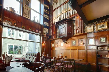 Titta vilken fantastisk orgel vi har i vår pub Bishops Arms pub i Piteå! Direktimporterad från England.