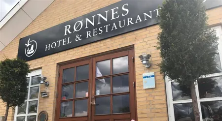 Rønnes Hotel Indgang