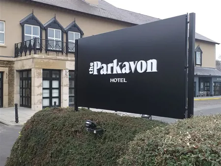 The  Parkavon Hotel Exterior