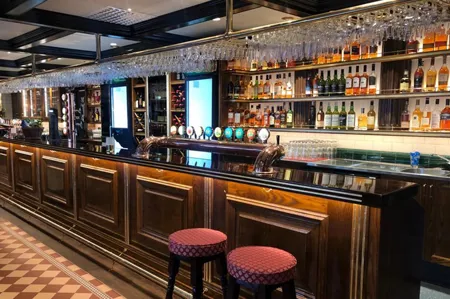 Häng med oss i vår mysiga pub The Bishops Arms!