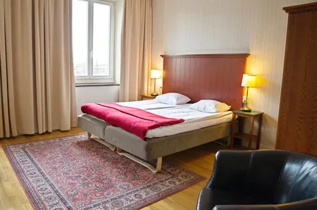 Våra dubbelrum har antingen en 160 cm dubbelsäng eller 2 x 90 sängar.